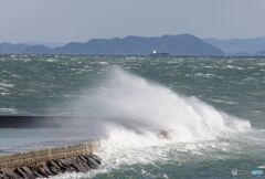 防波堤を超える波