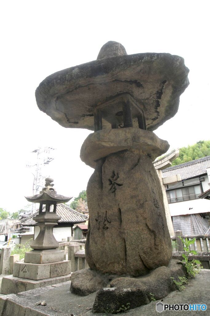 味わいのある自然石造りの灯篭