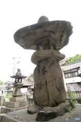 味わいのある自然石造りの灯篭