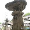 味わいのある自然石造りの灯篭