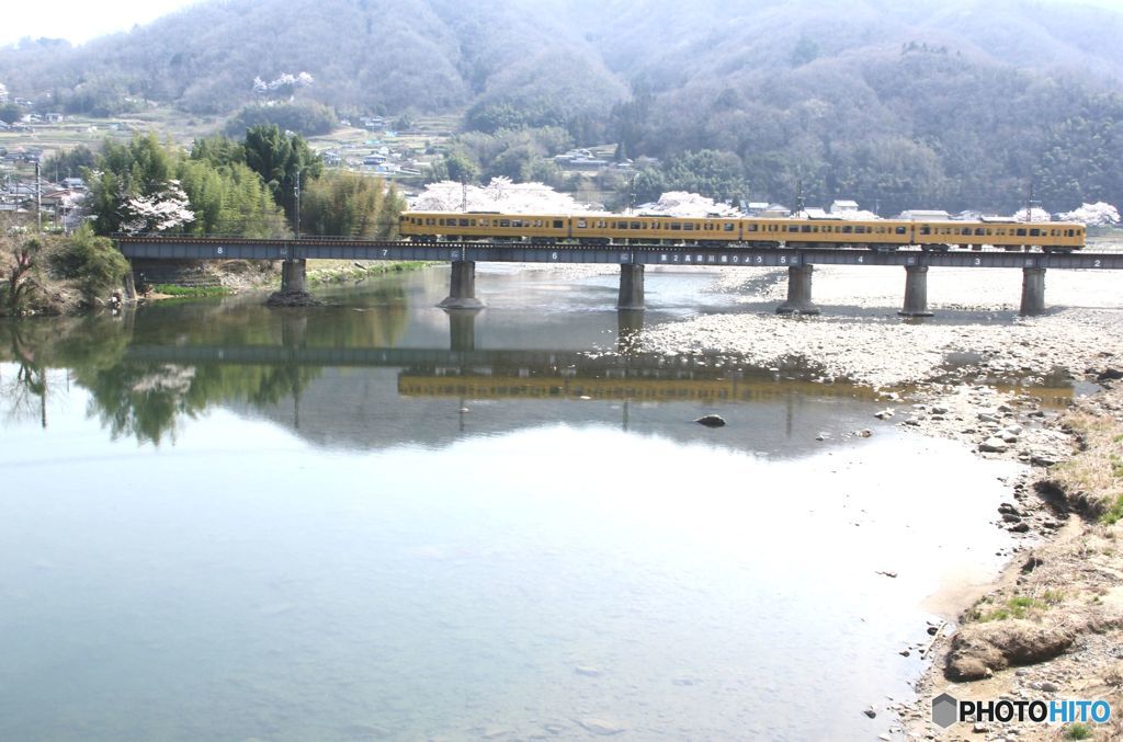鉄橋を渡る普通列車