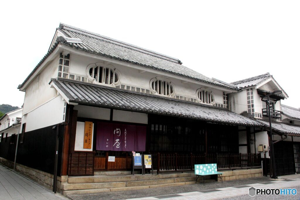 虫籠窓のある建物