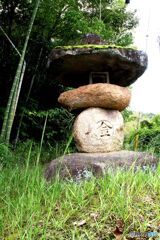 道路脇　祠の横に立つ灯篭