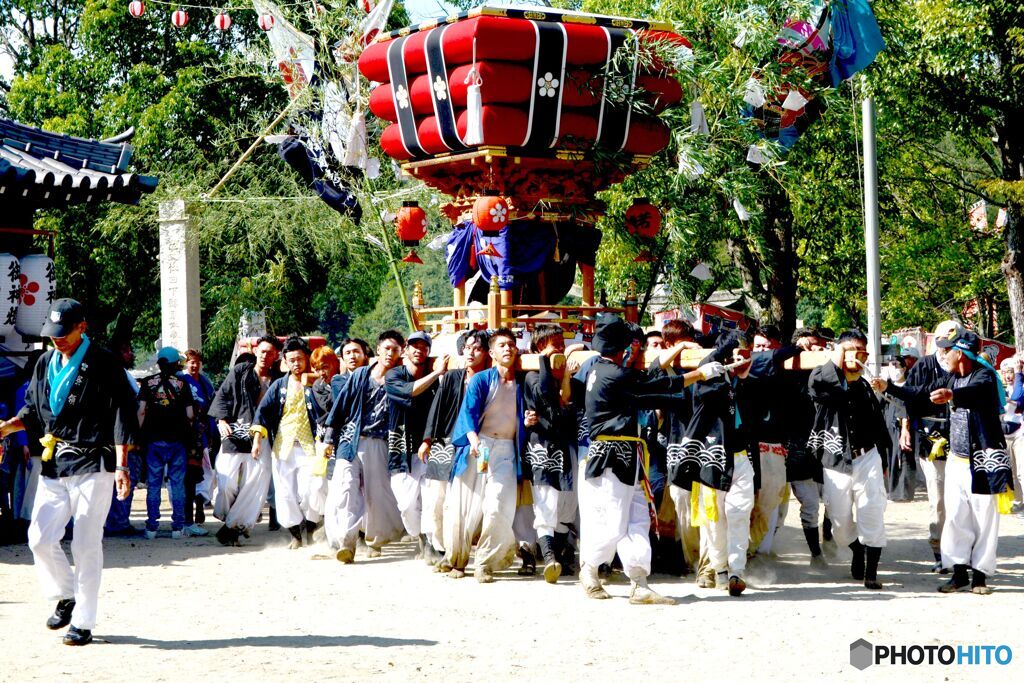 神社境内に入った千歳楽