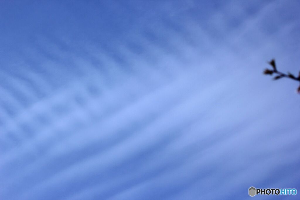交差する雲