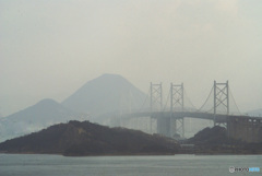 かすむ瀬戸大橋