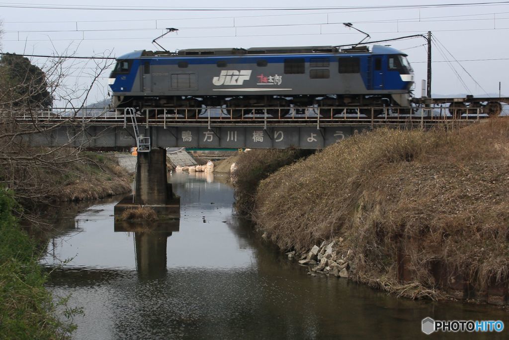 小さな川を渡る