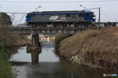 小さな川を渡る