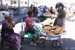 追憶ウズベキスタン３　　　ナンを売る女性