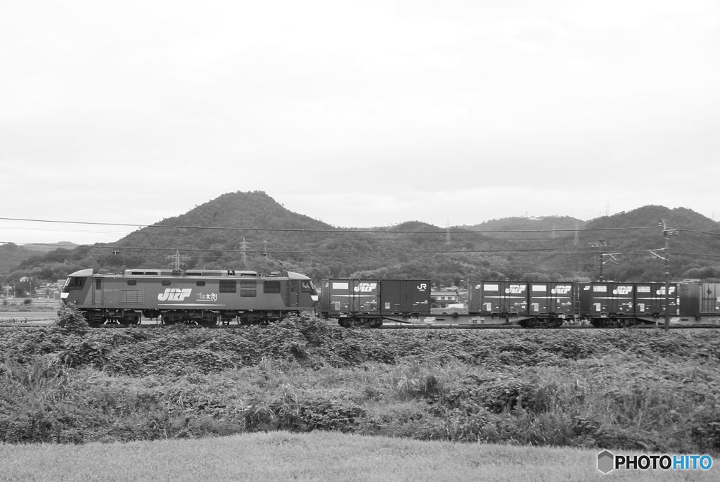 モノクローム　　貨物列車