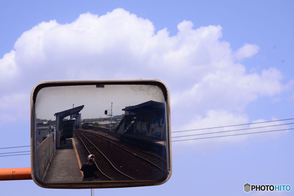 ミラーに映る駅　空
