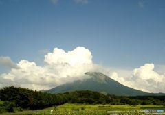 雲に覆われる大山