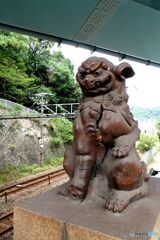 鳥家をくぐって右側の狛犬