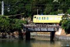 短い鉄橋を渡る