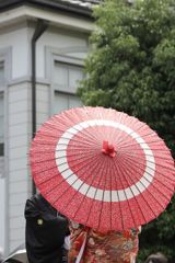 和傘に隠されて