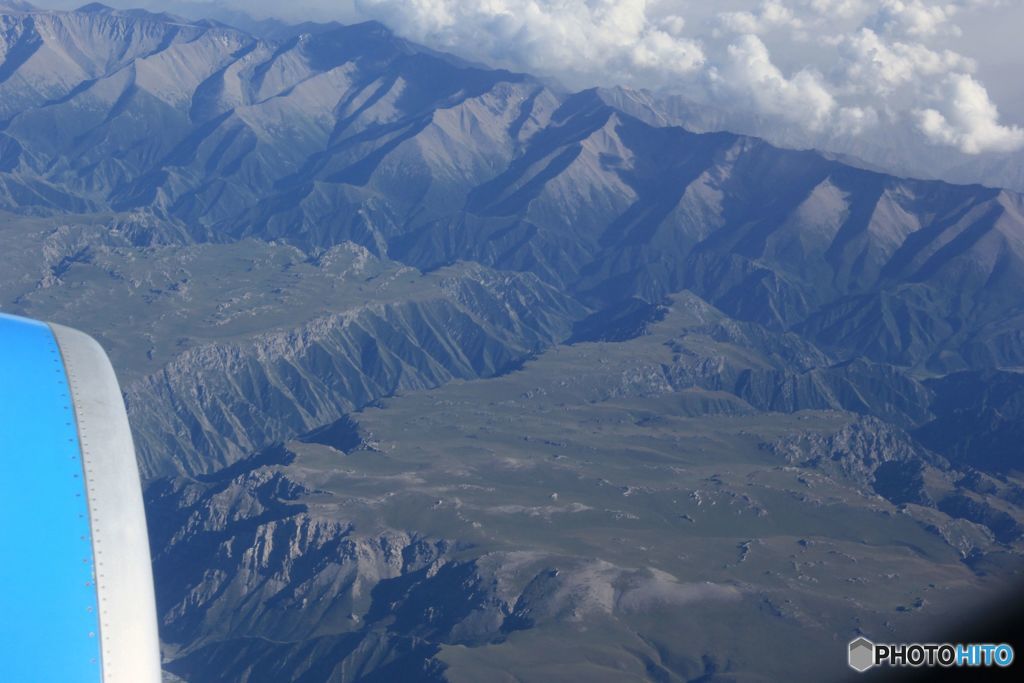 天山山脈を越えて　テーブル状の大地