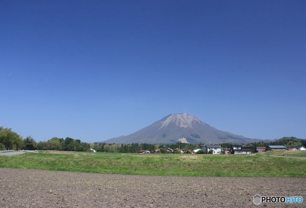 集落の向こうに見る伯耆富士