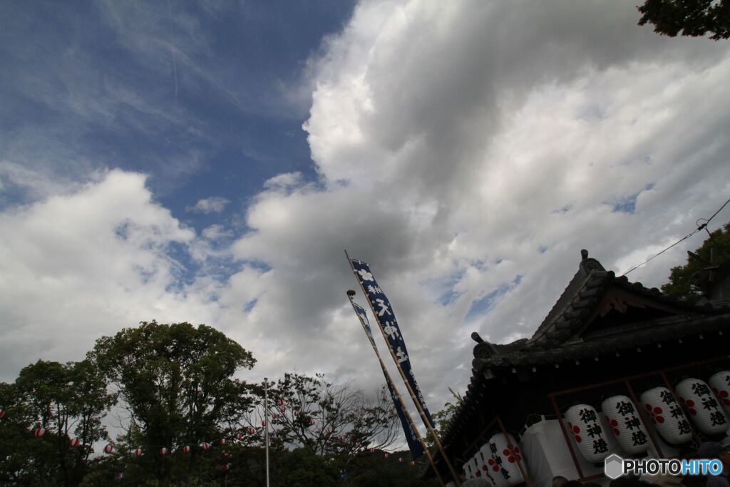 例大祭の日　時折の青空
