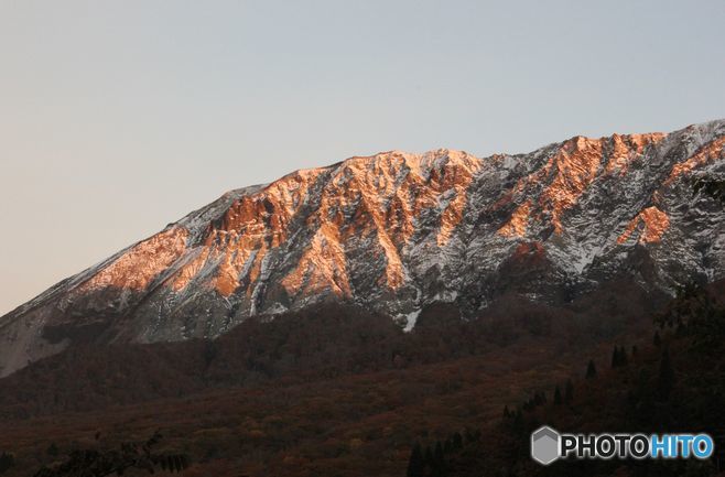 赤く染まる大山南壁
