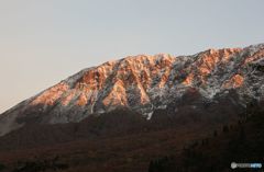 赤く染まる大山南壁