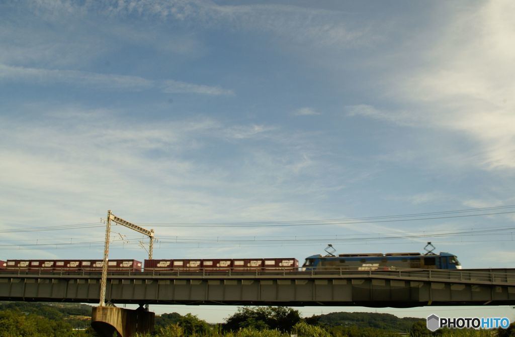 鉄橋を渡る貨物列車