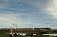 鉄橋を渡る貨物列車