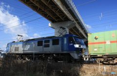 　陸橋をくぐる EF210