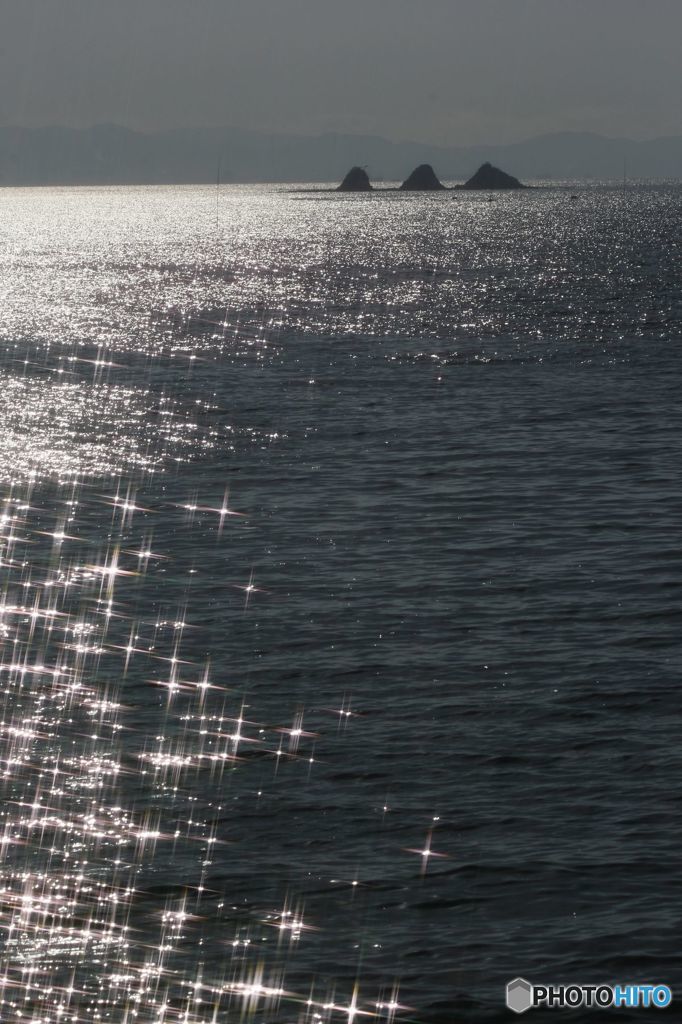 朝の光の中の「三つ子島」