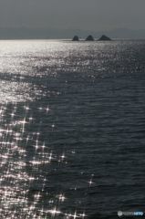 朝の光の中の「三つ子島」