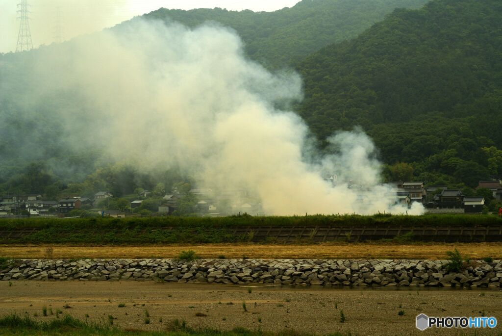 対岸の煙　野焼き