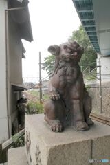 鳥居をくぐって左側の狛犬