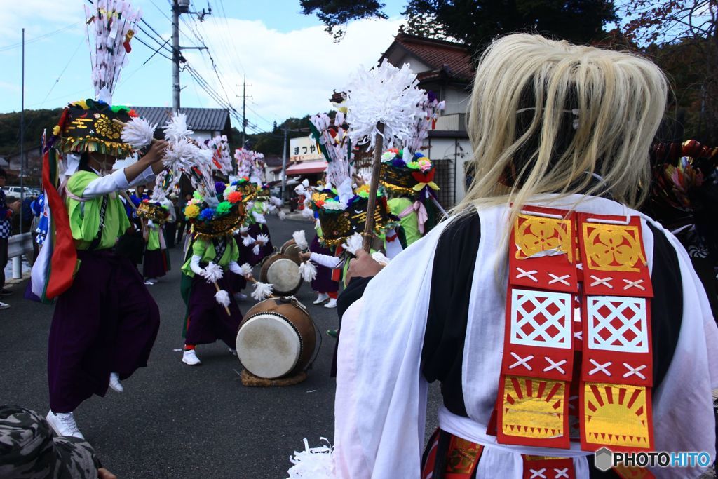 渡り拍子　道路で踊る