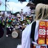 渡り拍子　道路で踊る
