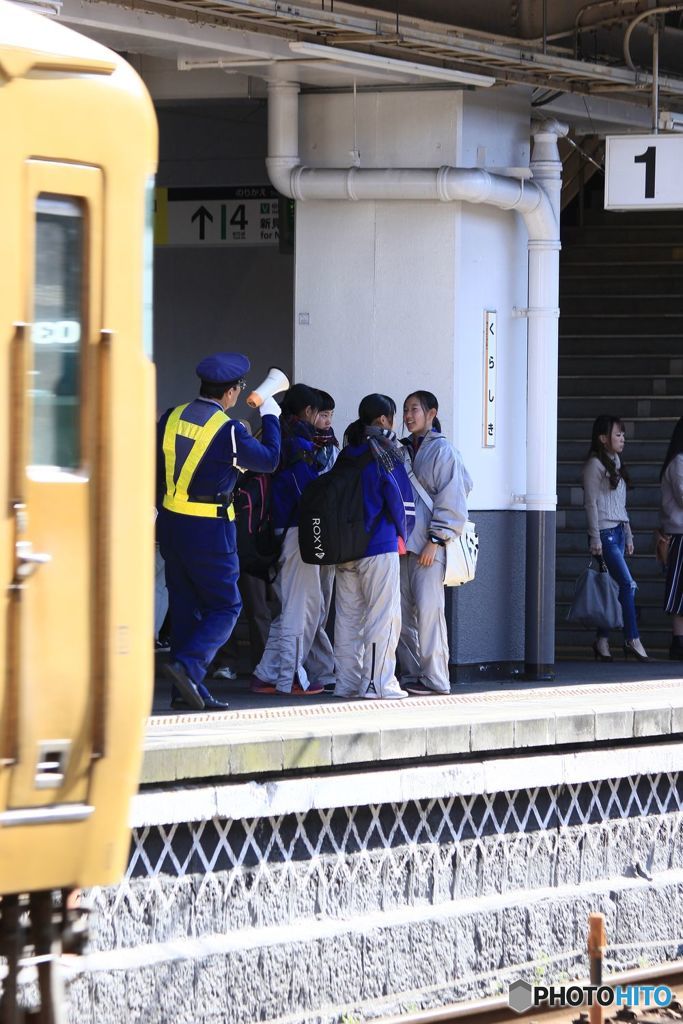 危険ですから黄色の線まで下がってください