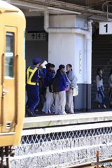 危険ですから黄色の線まで下がってください