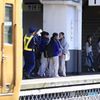 危険ですから黄色の線まで下がってください
