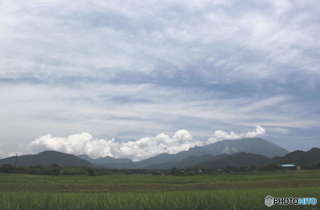 蔵出し　　大山に続く山にかかる雲