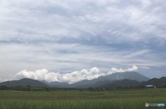 蔵出し　　大山に続く山にかかる雲