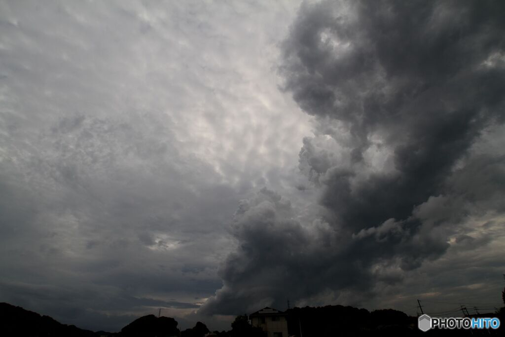 西の空から不気味な雲