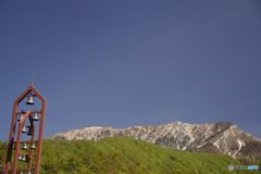 青空の下の大山南壁