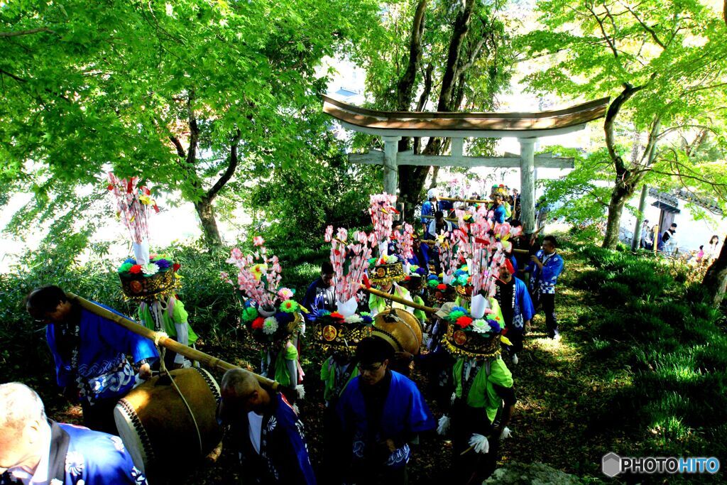 お宮へ向かう行列