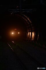 トンネル内ののぼり普通列車
