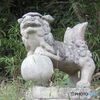 鳥居をくぐった後の右の狛犬