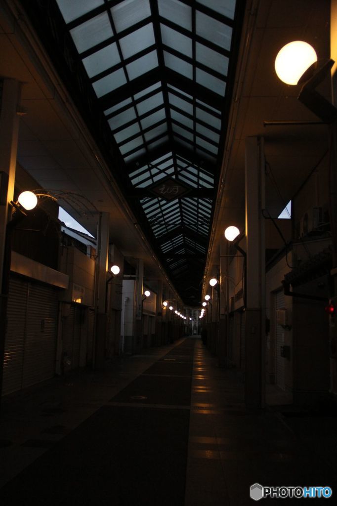 早朝のアーケード