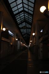 早朝のアーケード