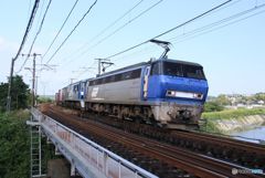 EF200-10  小さな鉄橋を渡る EF200-10  小さな鉄橋を渡る