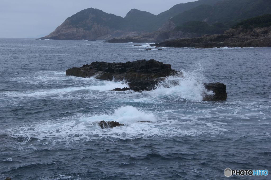 砕け飛ぶ波しぶき