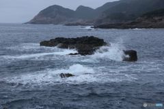 砕け飛ぶ波しぶき 砕け飛ぶ波しぶき