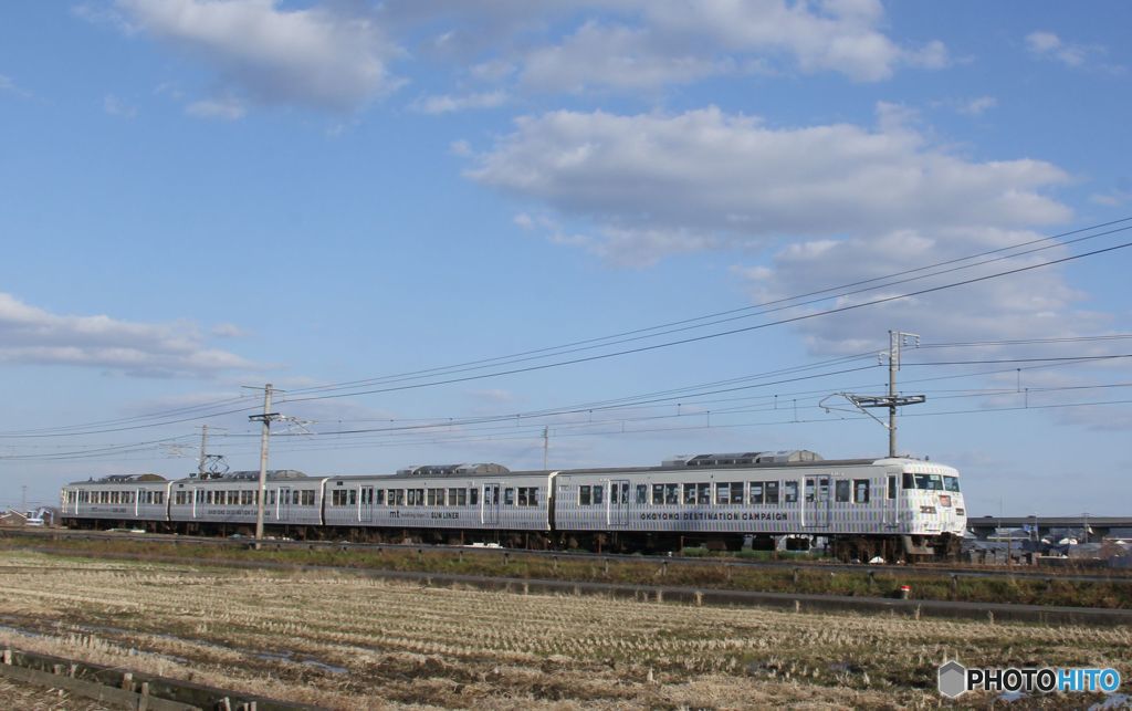 走り始めた117系ラッピング車