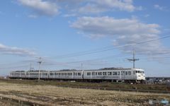 走り始めた117系ラッピング車